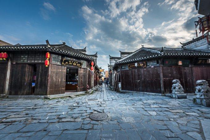 鑫亿盟提醒:鲜黄花菜怎么吃没毒
